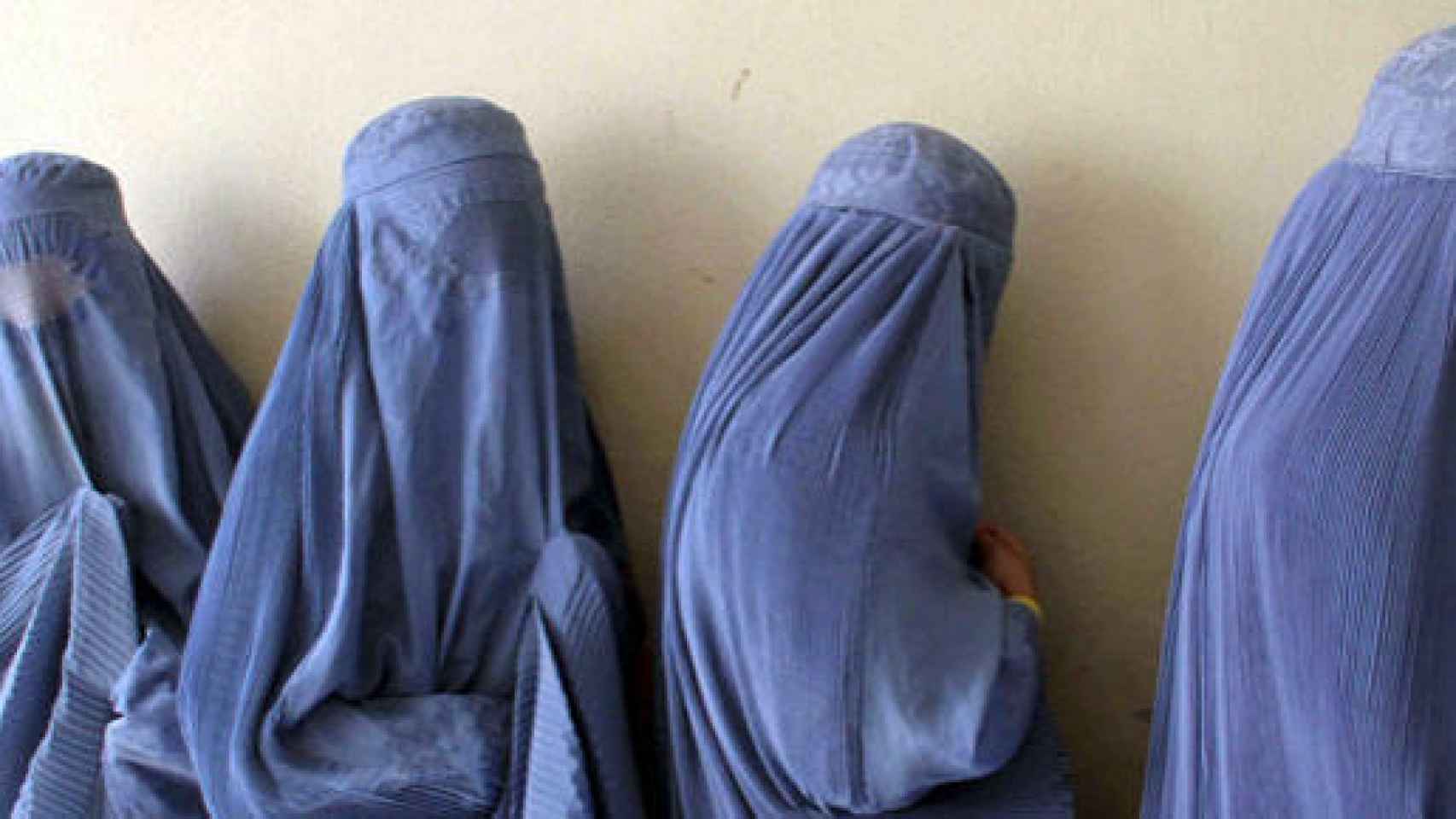 Miembros del partido de Angela Merkel quieren restringir el burka