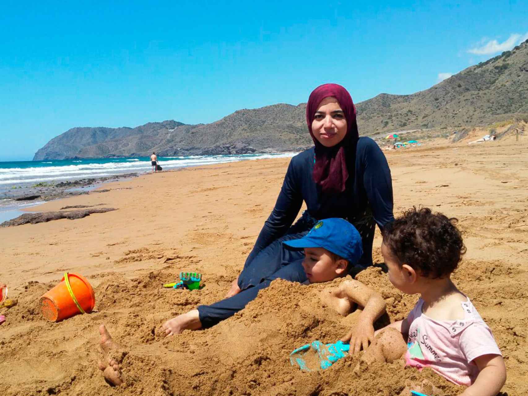 Laila Rattab con su burkini en una playa junto a sus hijos.