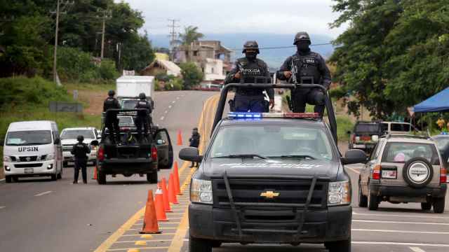 Policías de la fuerza Nayarit patrullan en una carretera del estado de Nayarit (México).