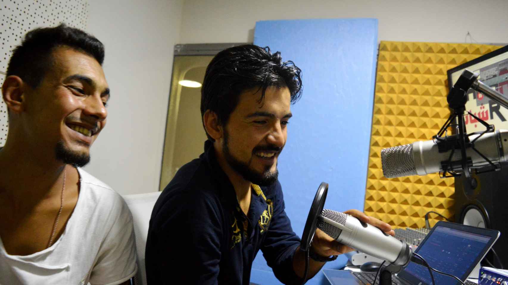 Tariq_Wady y Azad Hamidy en la radio que han formado.