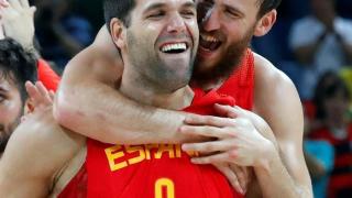 Jugadores de España, Felipe Reyes y Sergio Rodríguez, celebran su victoria ante Australia que  significó el bronce en baloncesto masculino/ Elvira Urquijo/ EFE