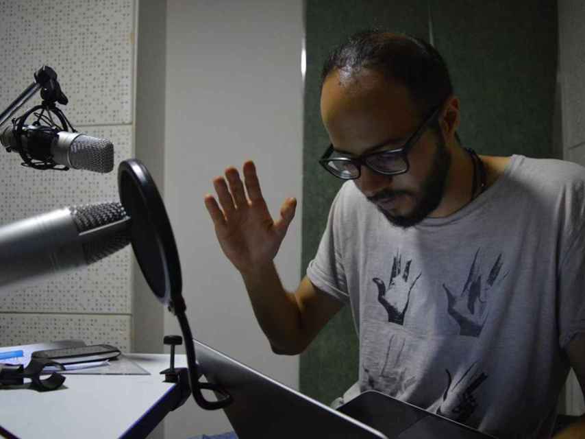 George Noureh en la radio de los refugiados.