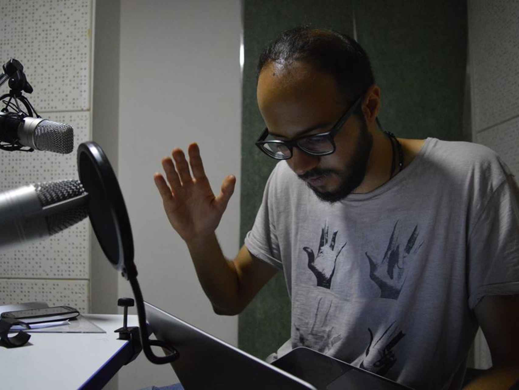George Noureh en la radio de los refugiados.
