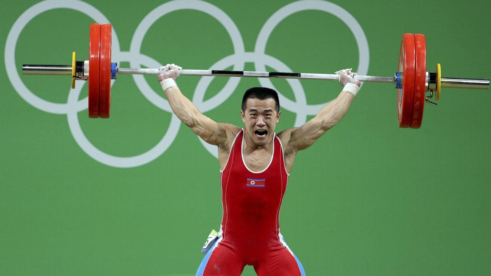 Om Youn-Chol levanta las pesas.