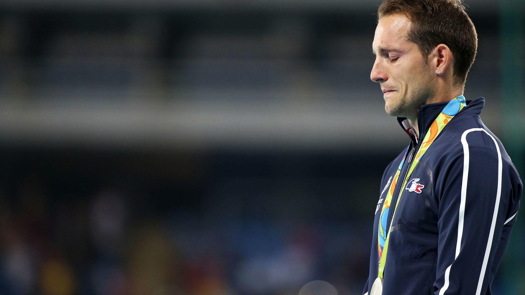 Lavillenie llora en el podio.
