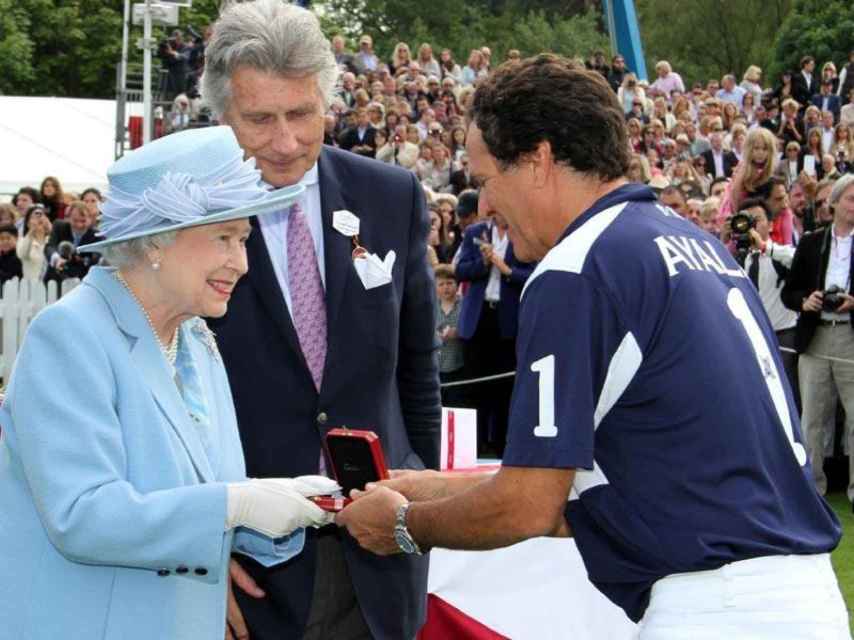 Íñigo Zobelde Ayala  recogiendo el premio Queens Cup de la Reina Isabel II de Inglaterra.