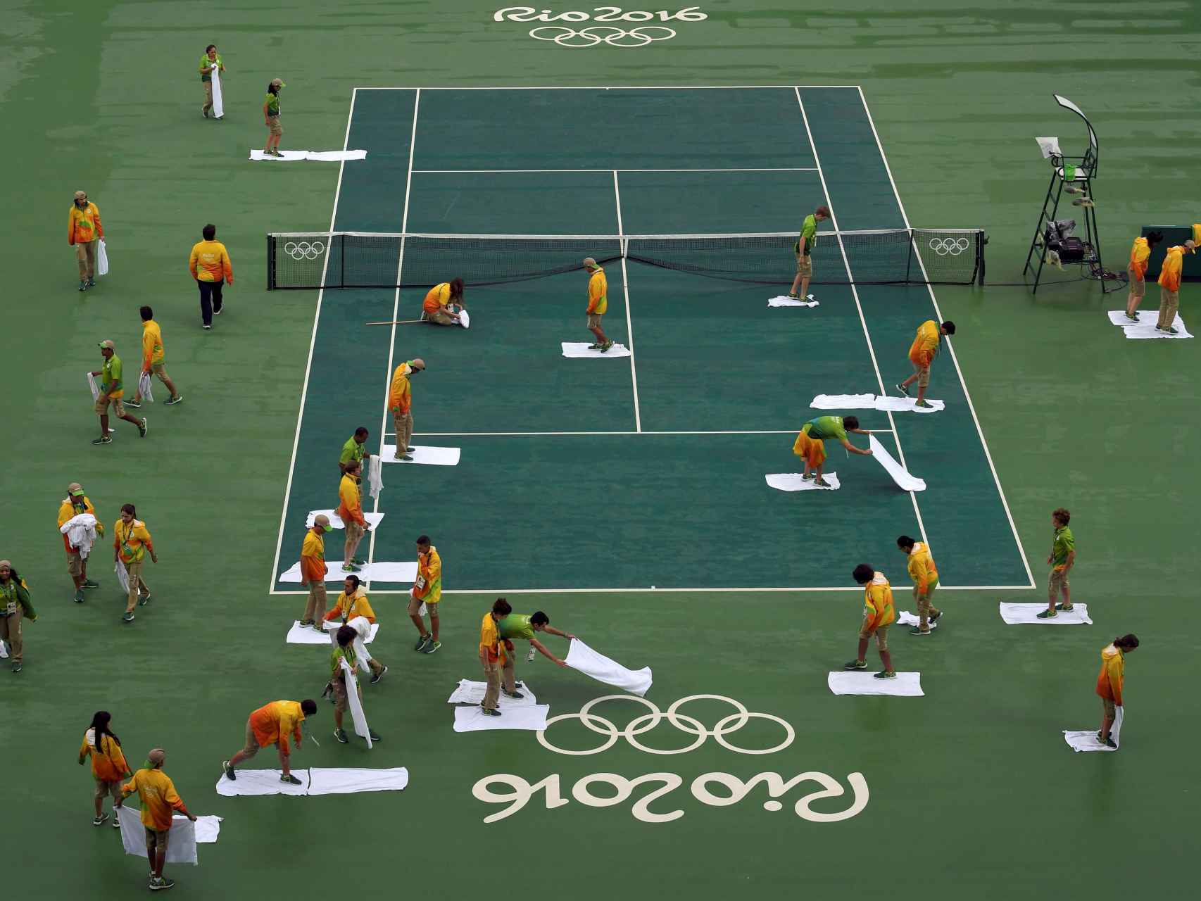 Aprobado raso: los Juegos Olímpicos en los que las pistas se secaban con toallas
