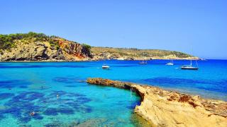 Cala de Xarranca en Ibiza, Baleares/ Wikimedia Commons