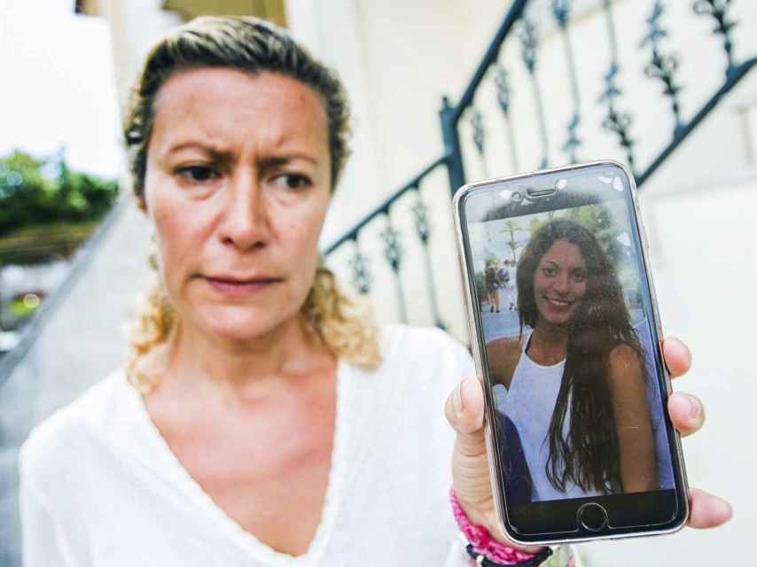 Diana López-Pinel muestra una foto de su hija los primeros días de su desaparición.