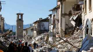 Personas que observan los edificios derruidos después del terremoto en  Amatrice. Stefano Rellandini /Reuters