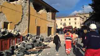 Los equipos de rescate caminan entre las ruinas de Accumoli di Rieti tras el terremoto.