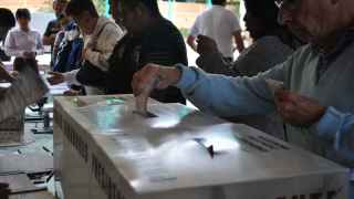 Mexicanos depositan su papeleta en una urna/ Wikimedia Commons