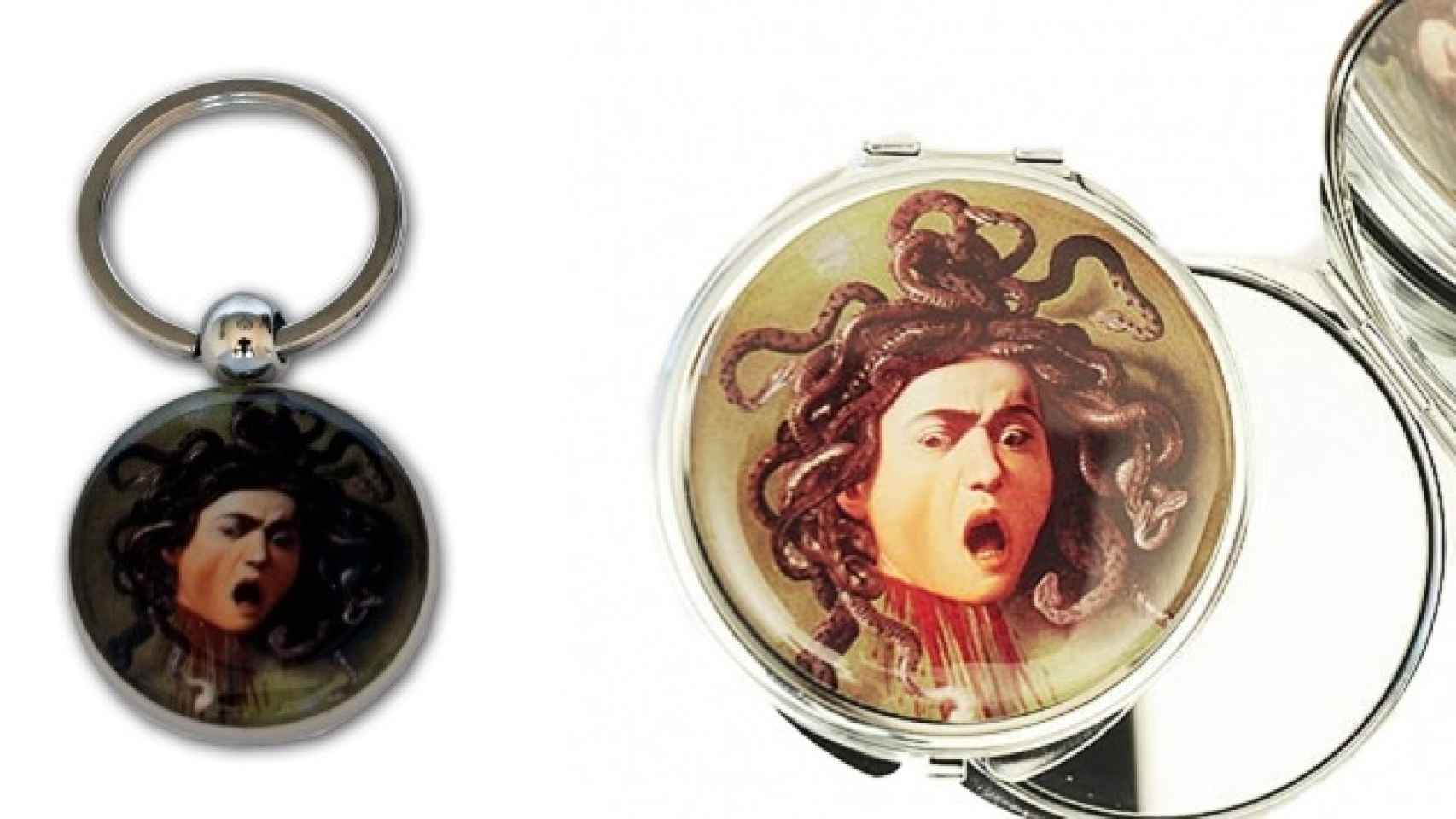 El llavero y el espejo dedicado a la Medusa, a la venta en los Uffizi.