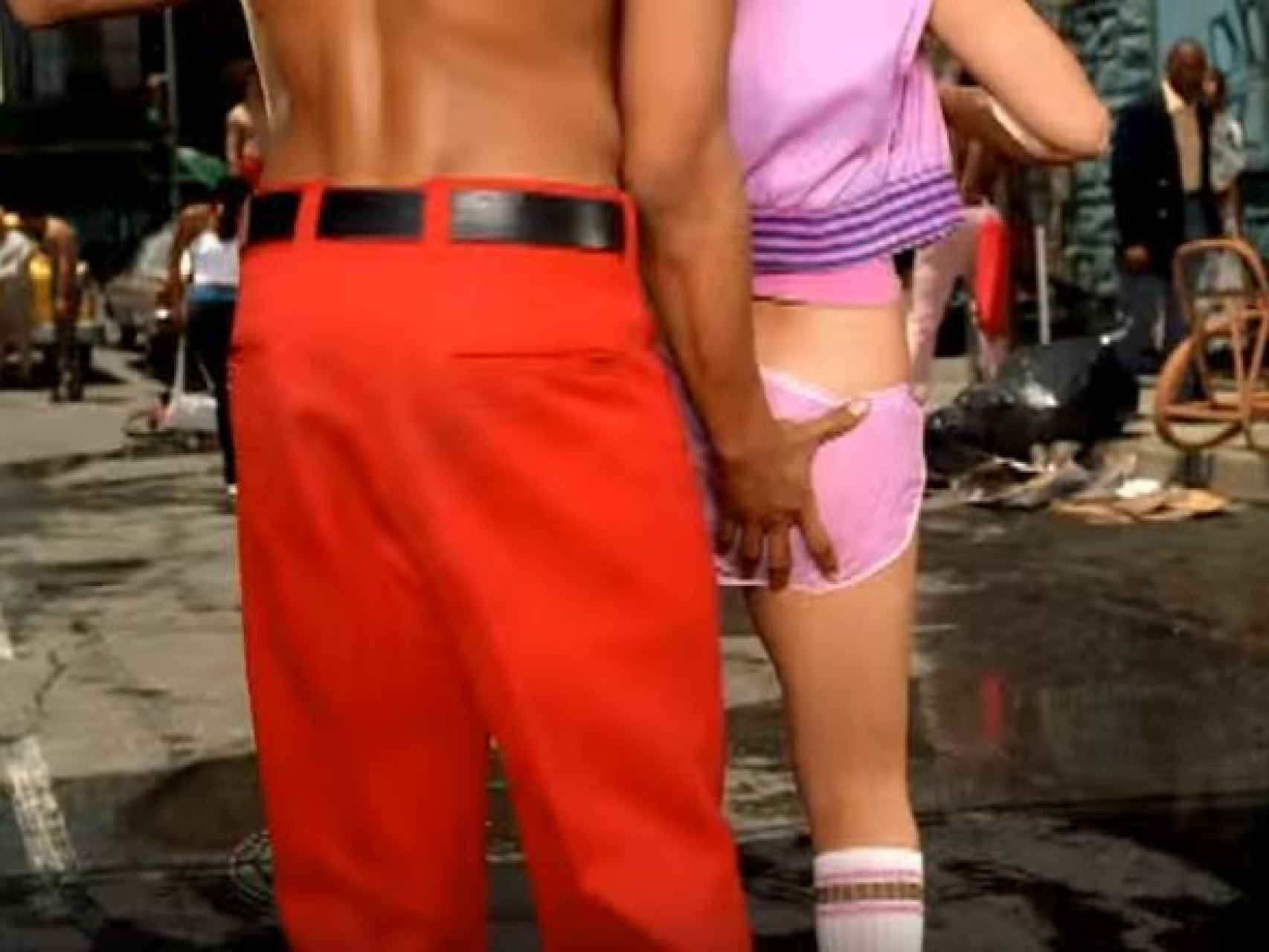 Un fragmento del vídeo de Cristina Aguilera del tema Can't Hold Us Down (2003).