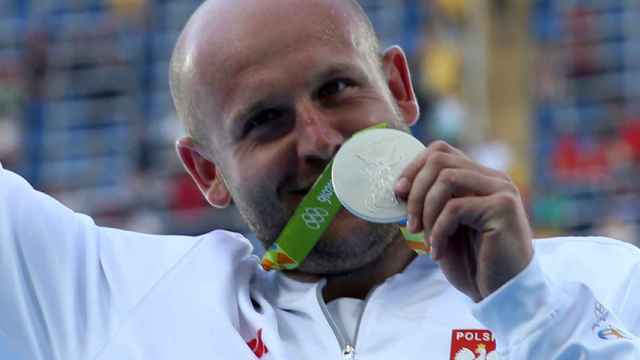 Piotr Malachowski muestra su medalla de plata en Río de Janeiro.