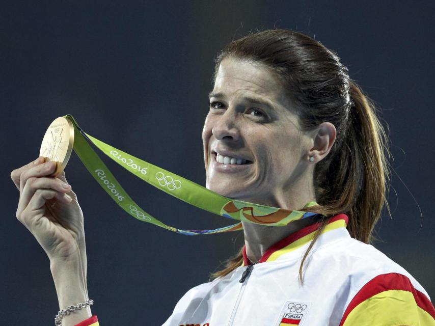 Ruth Beitia con su medalla de oro en el podio olímpico.