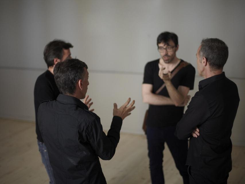 Los creadores de la iniciativa pasen por los pasillos del teatro.