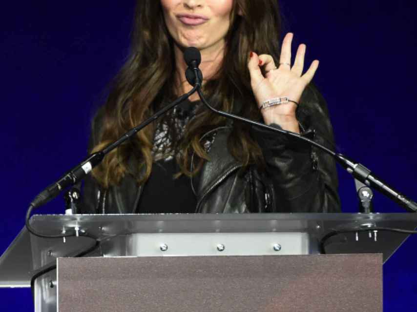 Megan Fox con un divertido gesto.