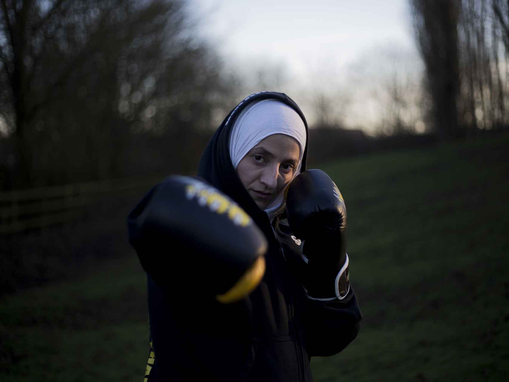 Khadijah Safari, de 34 años, entrenando en un parque de Milton Keynes.