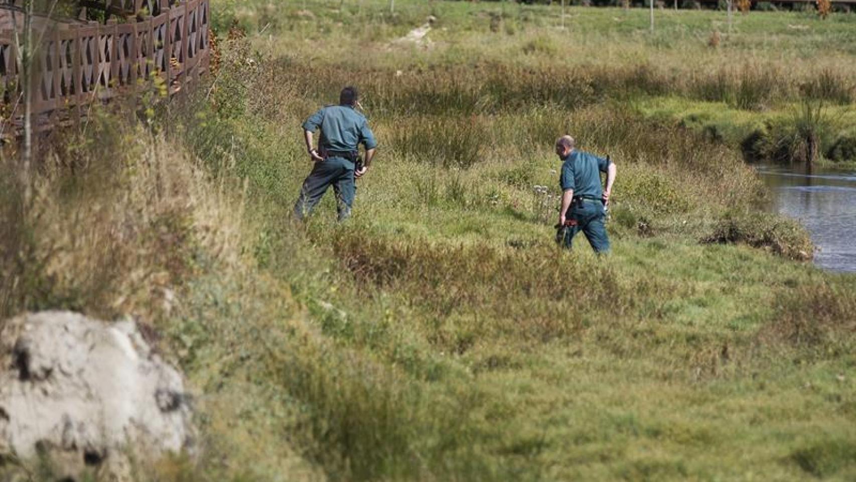 Agentes de la Guardia Civil peinan la zona próxima al domicilio de Diana Quer.