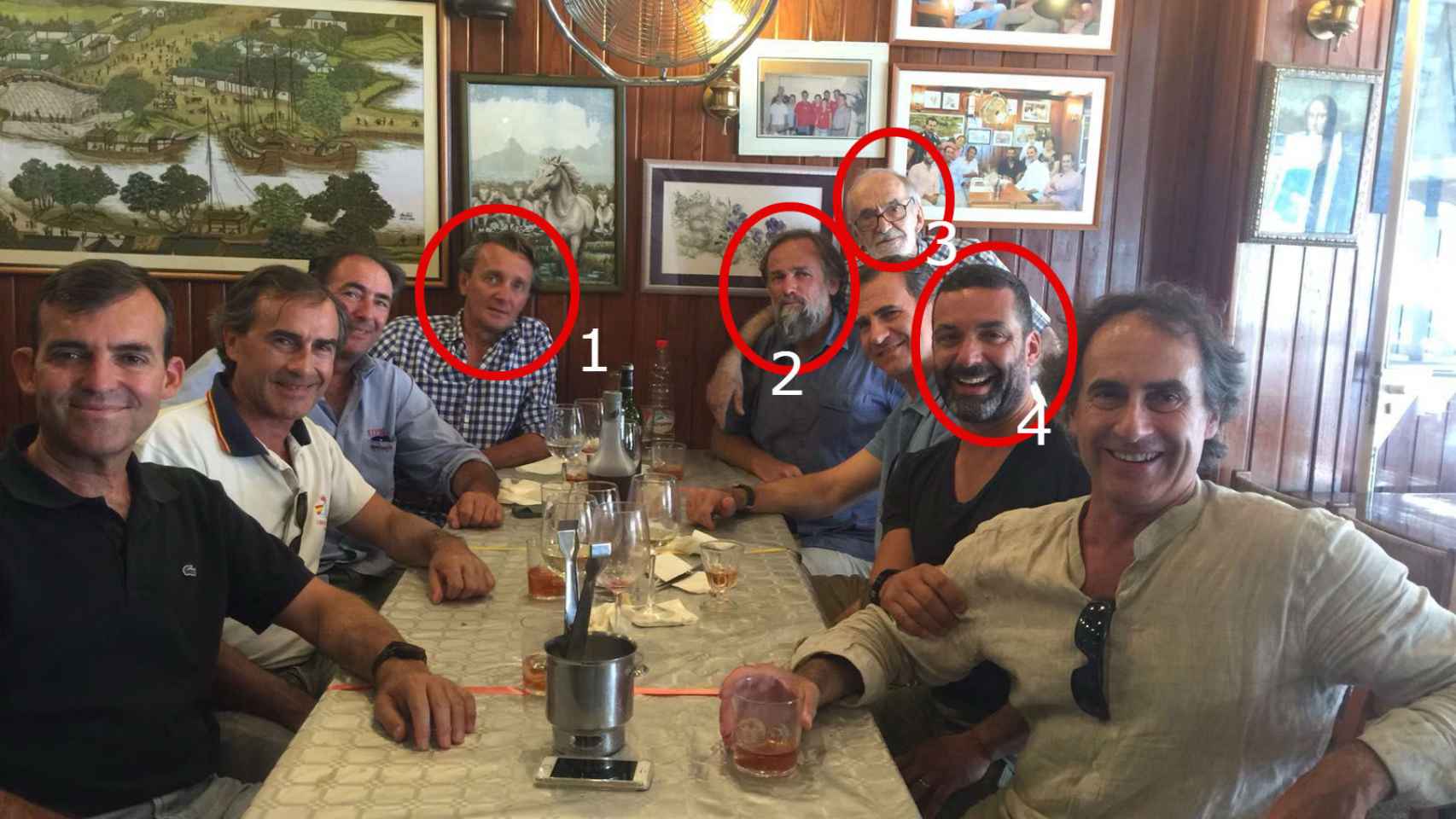 El rey Felipe come con sus amigos en su refugio de Mallorca.