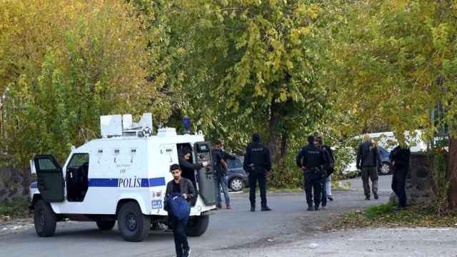 Un grupo de policías llegan al lugar del atentado en Cizre (Turquía).