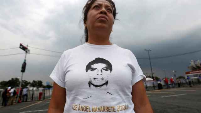 La madre de uno de los desaparecidos en Ayotzinapa con una camiseta de su hijo.