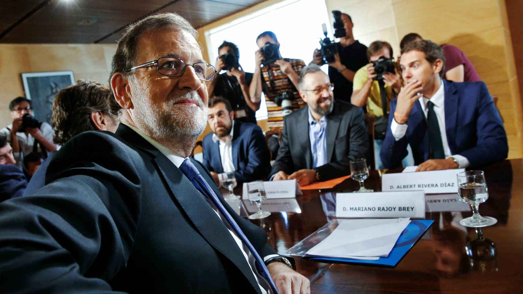 Rajoy y Rivera en la firma del acuerdo de investidura