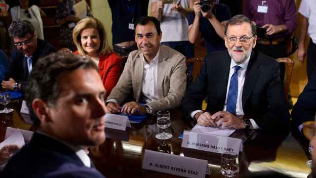 Rivera y Rajoy en la firma del acuerdo.