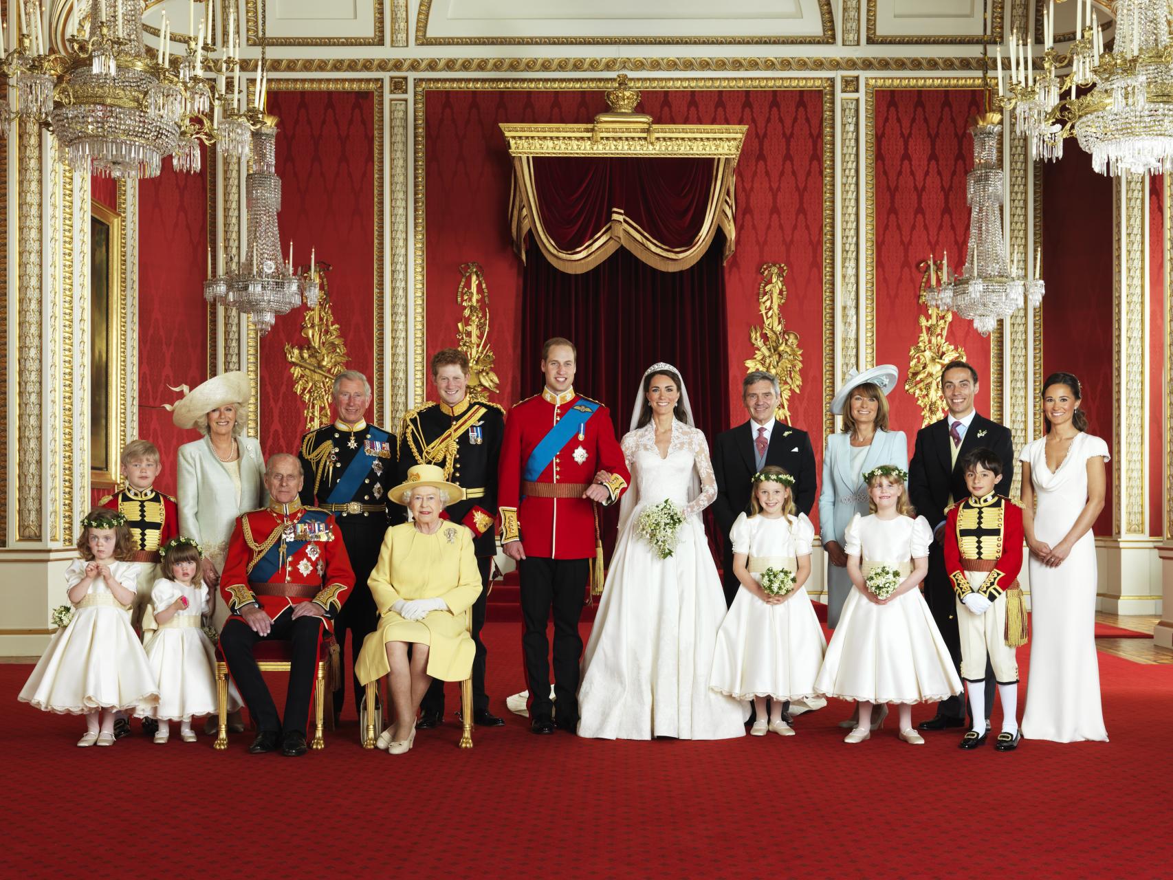 The royal family. Комнаты королевской семьи в Букингемском Дворце. Королевская семья России Растрелли. Принц Уильям переехали из дворца почему.