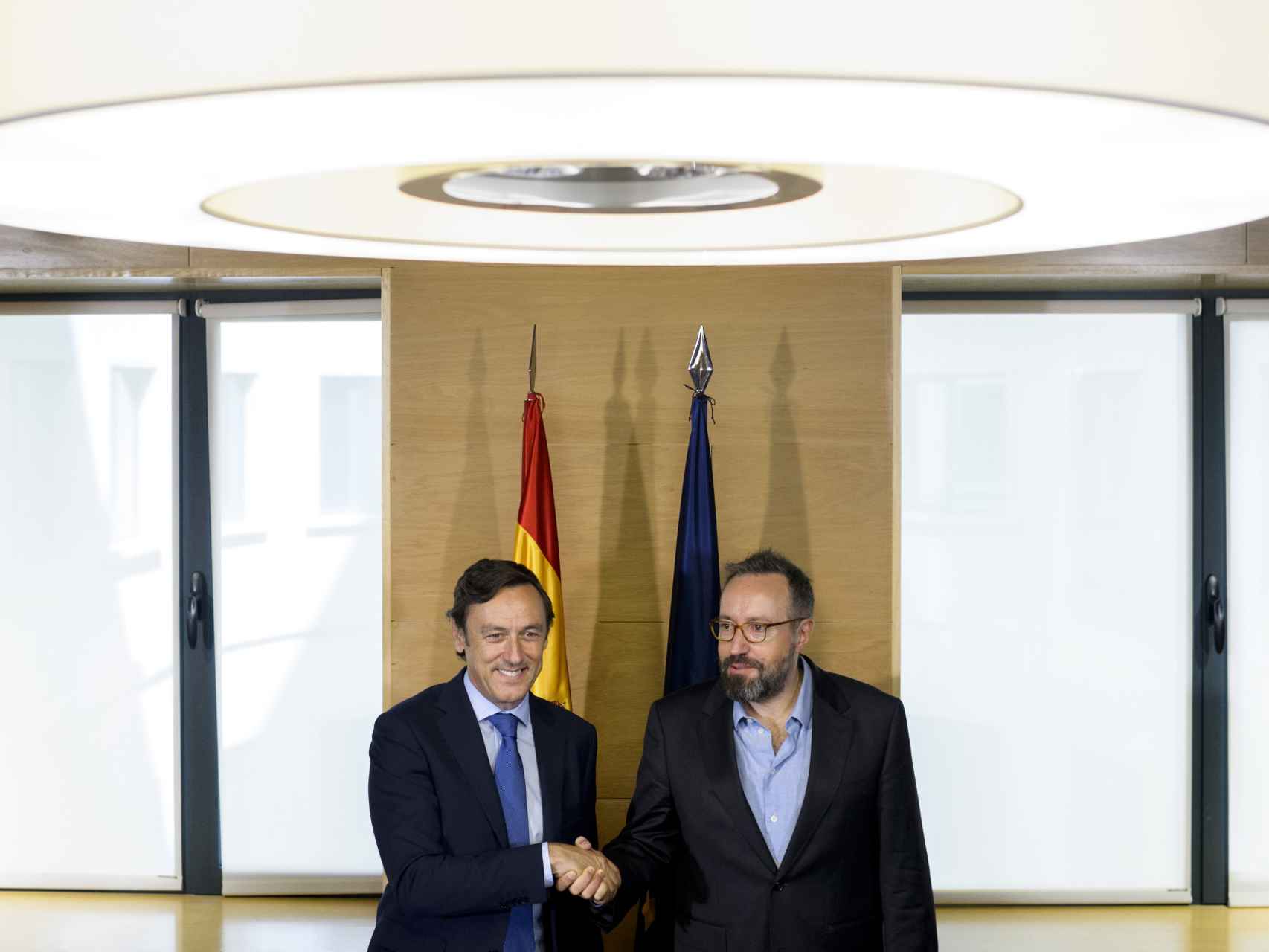 Rafael Hernando y Juan Carlos Girauta durante la firma del acuerdo de investidura.
