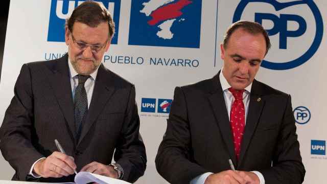 Mariano Rajoy y Javier Esparza firman el pacto entre PP y UPN.