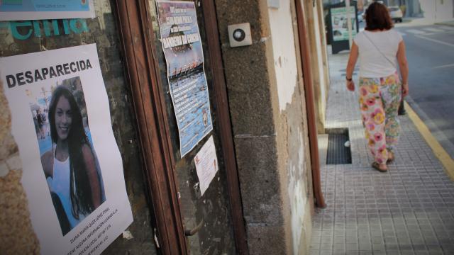 Una vecina de A Pobra camina junto a un cartel de la desaparecida Diana Quer.