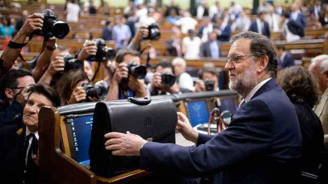 Rajoy llega a su escaño en la segunda sesión del debate de investidura.