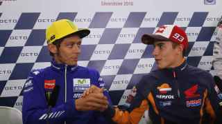 Márquez y Rossi se dan la mano durante la conferencia de prensa del GP de Gran Bretaña.