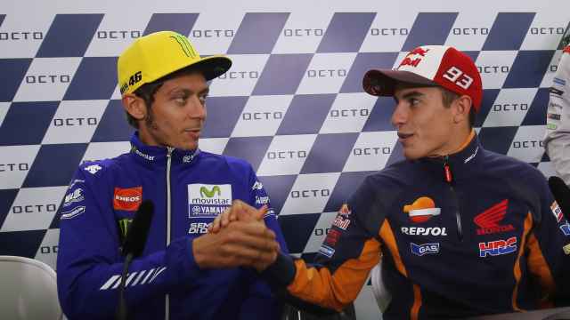 Márquez y Rossi se dan la mano durante la conferencia de prensa del GP de Gran Bretaña.