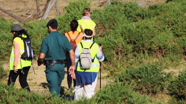 Voluntarios, un guardia civil y una agente de Protección Civil rastrean en el monte de la Curota.