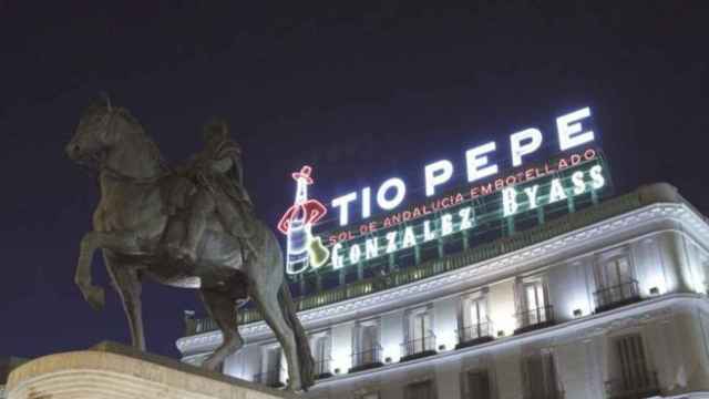 El cartel de Tío Pepe iluminado en su nueva ubicación de la Puerta del Sol.