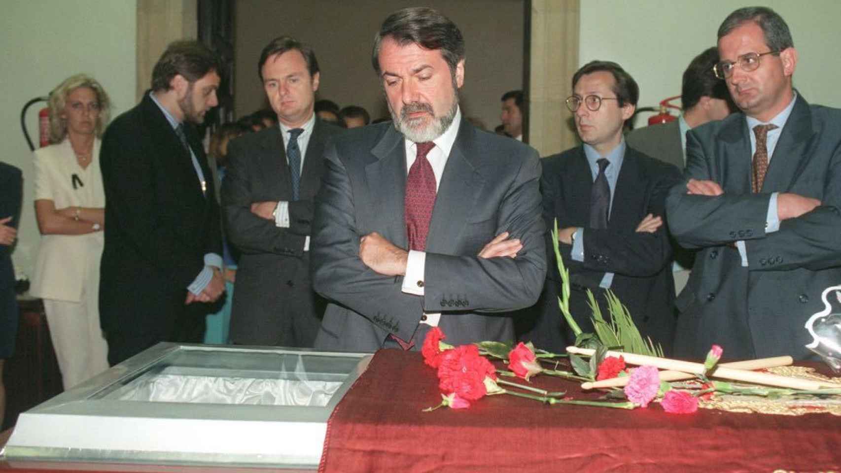 Jaime Mayor Oreja frente al ataud de Miguel Ángel Blanco, cubierto por la bandera de Ermua. 14 de julio de 1997.
