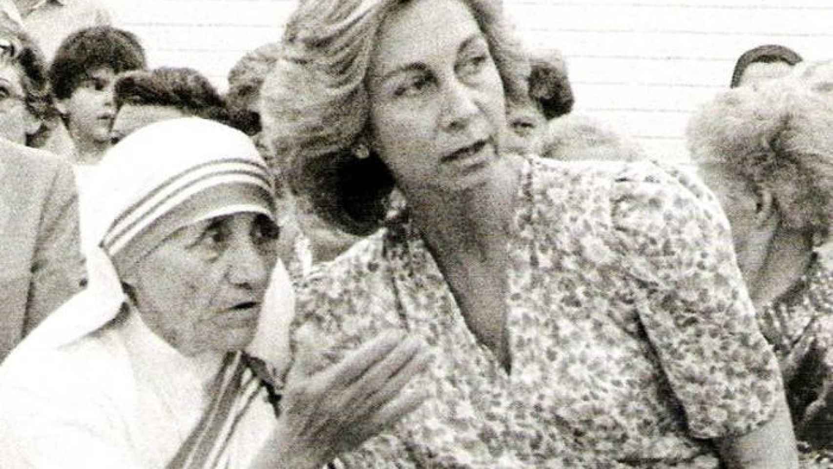 La reina Sofía con Teresa de Calcuta durante una visita para ver el trabajo de las Misioneras de la Caridad.