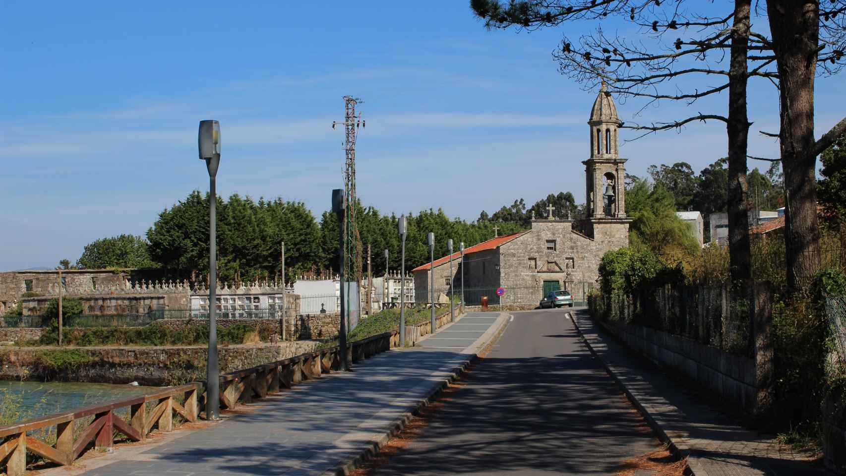 Iglesia de Santa María del Jobre, con un cementerio en el espacio adyacente.