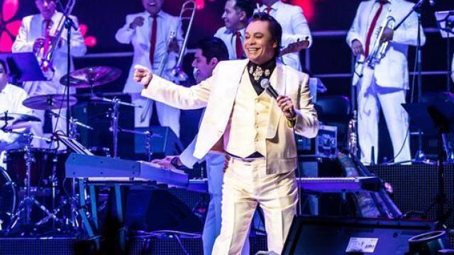 Juan Gabriel cantando sobre un escenario