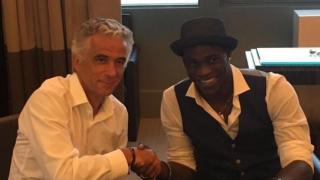 Balotelli, en la firma con el presidente del Niza.