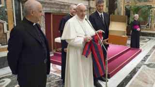 El Papa Francisco recibe una camiseta del San Lorenzo.