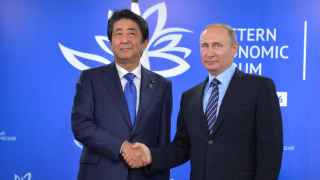 Reunión entre  Vladimir Putin y Shinzo Abe.
