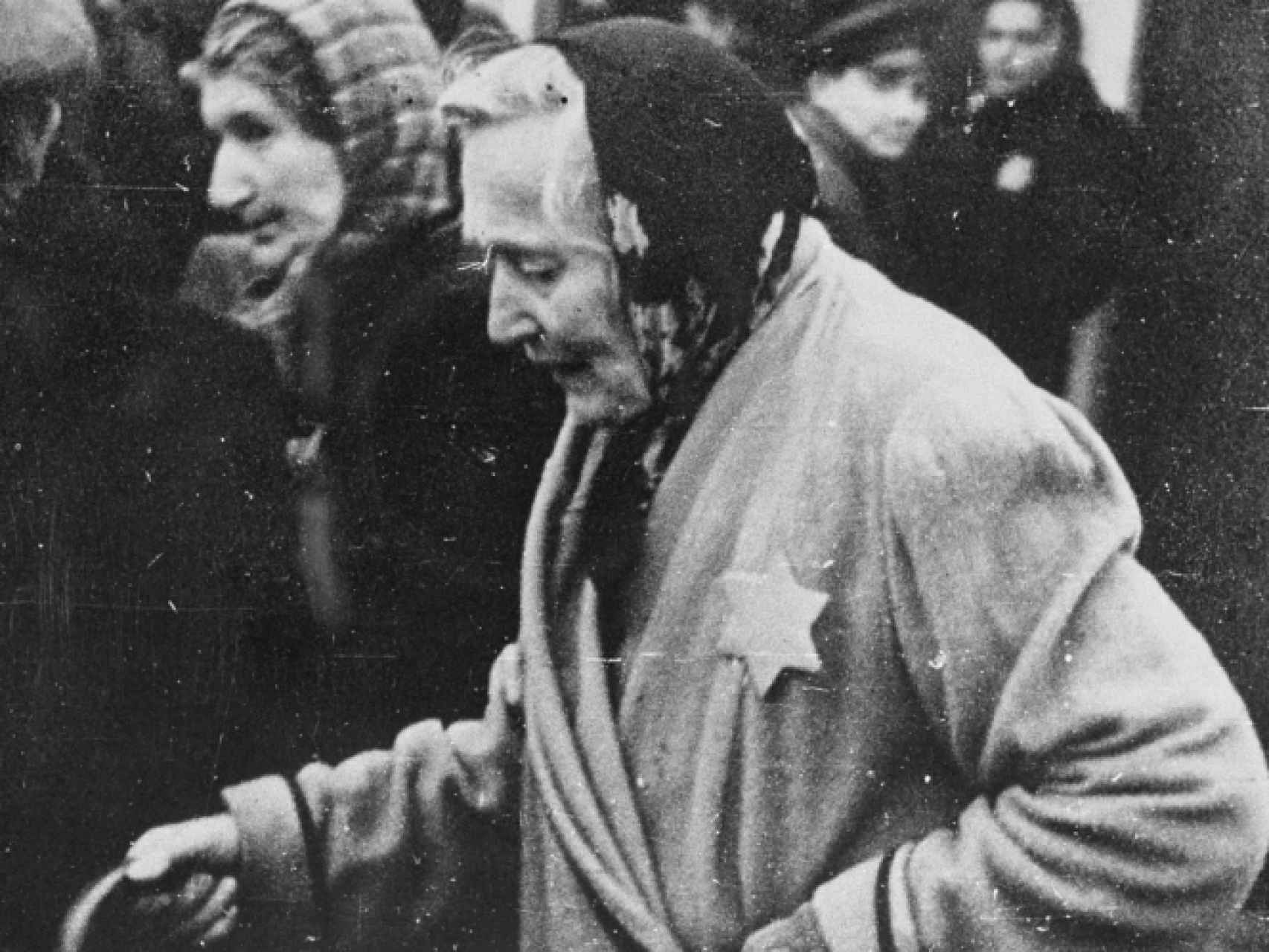 Una anciana judía lleva la estrella en el gueto de Riga, entre 1941 y 44.