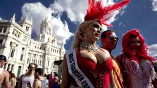 Unos transexuales posan en la Plaza de Cibeles durante el Orgullo Gay en Madrid.