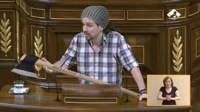 Pablo Iglesias con un hacha en la mano y un gorro.