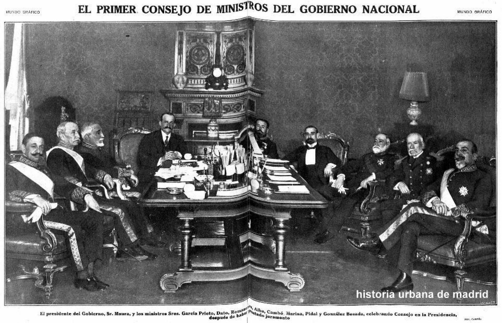 Antonio Maura (tercero por la izquierda), entre Dato y Romanones, presidiendo el gobierno de unidad nacional de 1922.