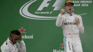 Rosberg salta de alegría en el podio y Hamilton mira al suelo.